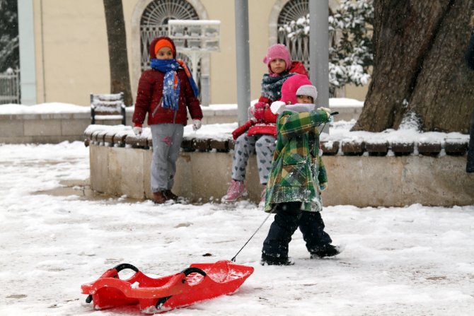 Bursalı çocuklar, karda ‘timsah yürüyüşü’ yaptı