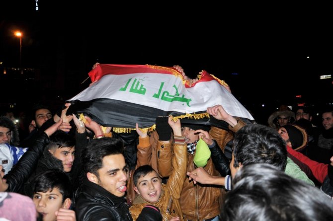 Cumhuriyet Meydanı'na toplanan sığınmacılar yeni yıl kutlaması yaptı