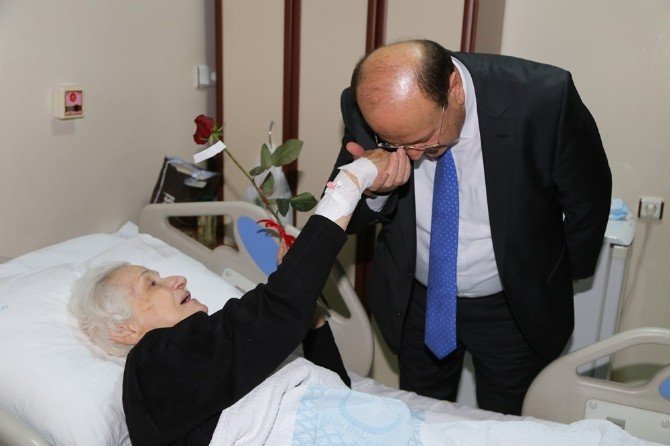Başkan Özakcan, Yeni Yılda Hastaları Unutmadı