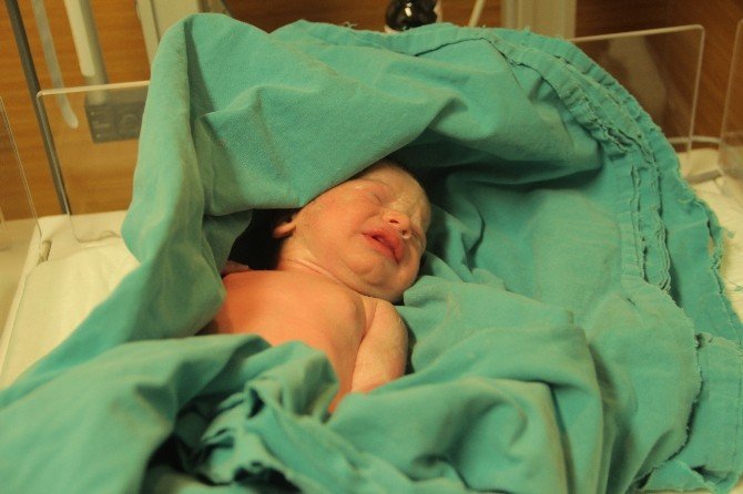 Elazığ’da Yeni Yılın İlk Bebeği Ayşegül Oldu
