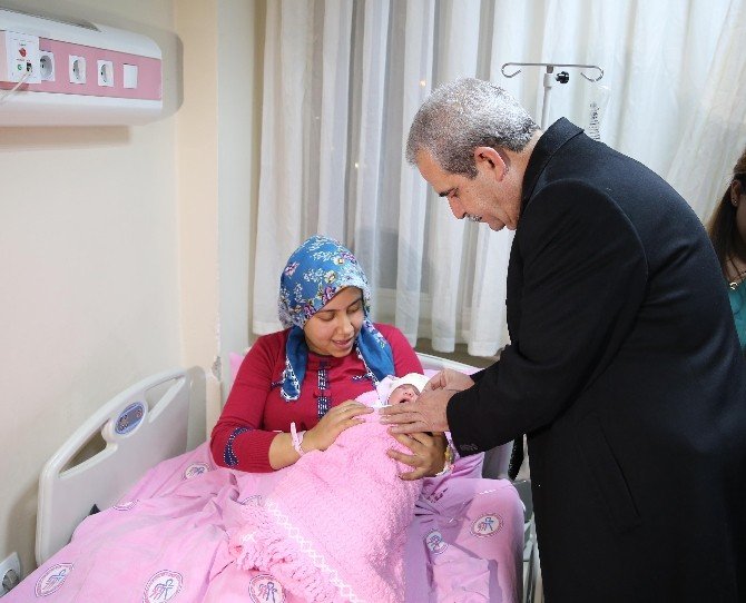 Başkan Demirkol’dan Yeni Yılın İlk Bebeğine “Hoş Geldin” Ziyareti