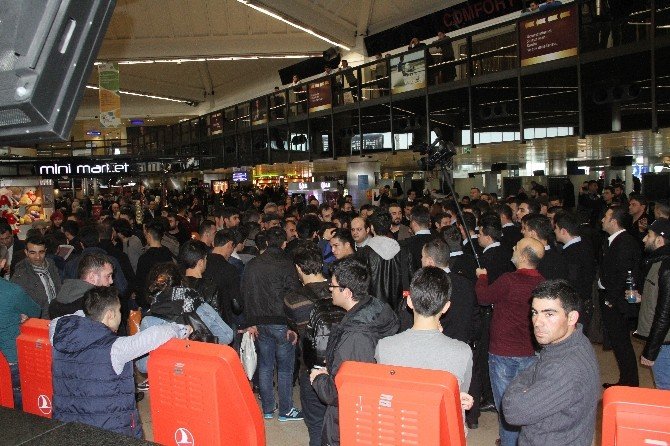 Atatürk Havalimanı’nda Yolcular Çalışanlara Saldırdı
