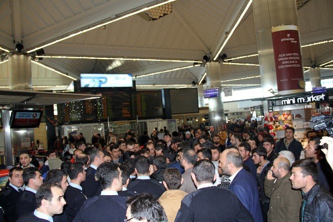 Atatürk Havalimanı’nda Yolcular Çalışanlara Saldırdı