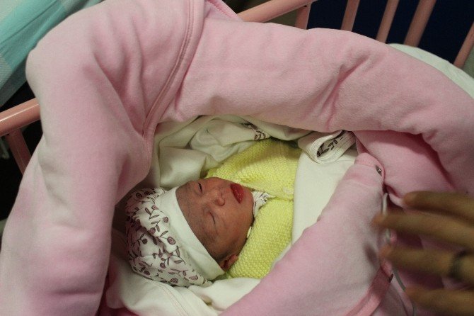 Yeni Yılın İlk Bebeği 3g İle Merhaba Dedi