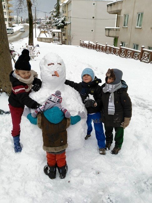Kar Yağışı En Çok Çocukları Sevindirdi