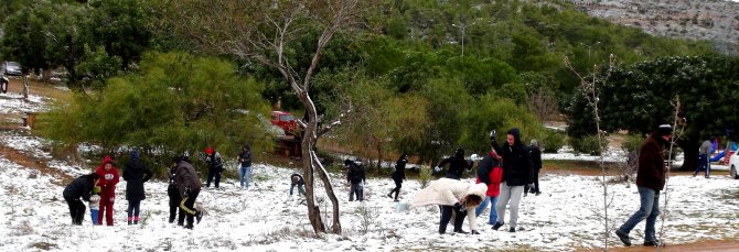 Yeni yıla kar ile uyanan Kıbrıslılar, genç yaşlı demeden kar topu oynadı
