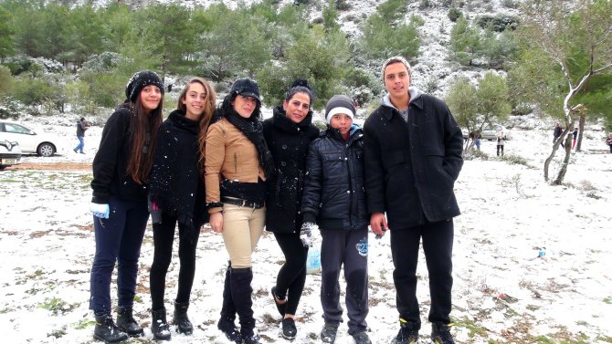 Yeni yıla kar ile uyanan Kıbrıslılar, genç yaşlı demeden kar topu oynadı