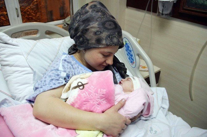 Kayseri’de 2016 Yılının İlk Bebeğine Damla Adı Verildi