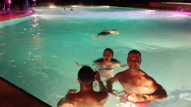 Tatilciler Yeni Yılı Eksi 2 Derecede Havuzda Karşıladı