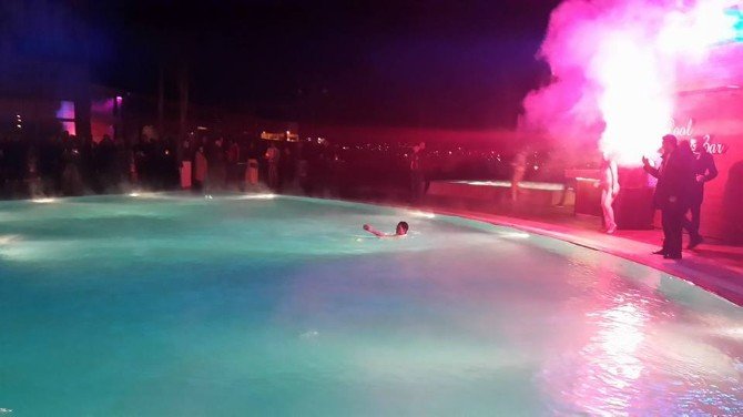 Tatilciler Yeni Yılı Eksi 2 Derecede Havuzda Karşıladı