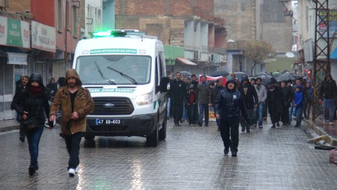 PKK üyesinin cenaze yürüyüşünde olay çıktı