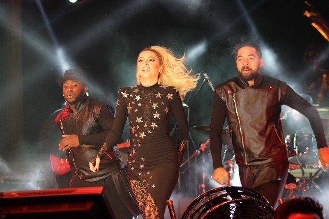 Hadise, 2016 Yılını İskenderun’da Karşıladı