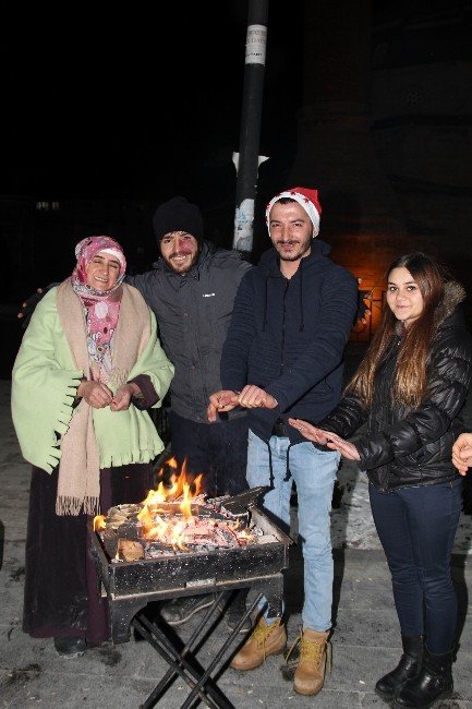 Sivas’ta Yeni Yıla İşçiler Çalışarak, Öğrenciler Eğlenerek Girdi