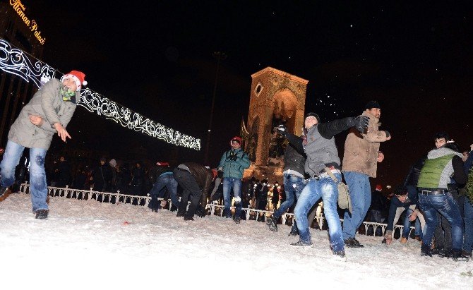 Taksim’de Yeni Yıla Kartopu Oynayarak Girdiler