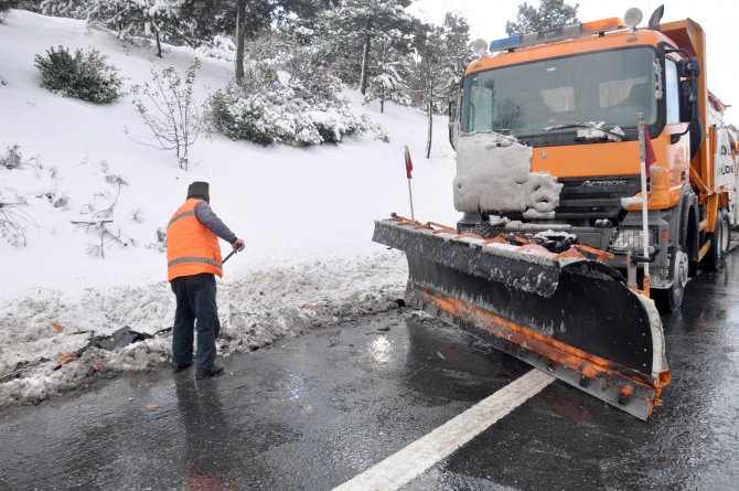 Lüks otomobil, kar temizleyen işçilere çarptı