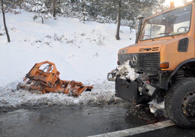 Lüks otomobil, kar temizleyen işçilere çarptı