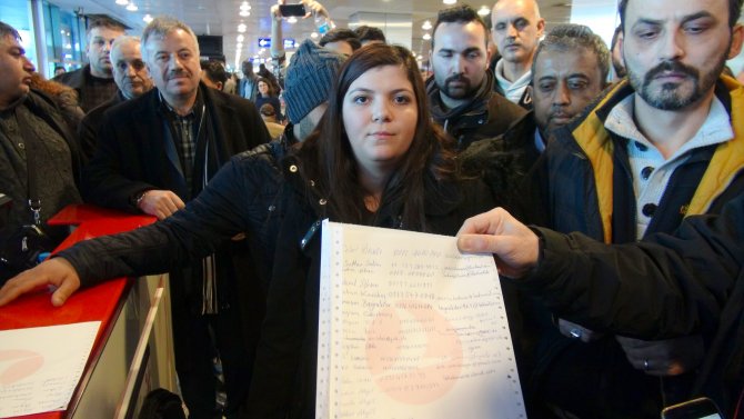 Yolculardan havalimanında protesto