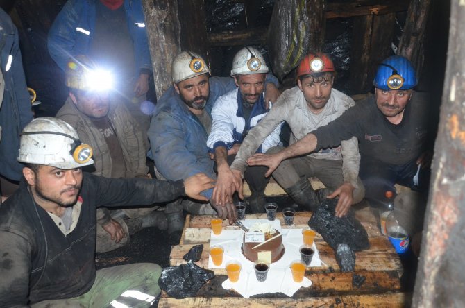 Madenciler yeni yıla yerin yüzlerce metre altında girdi