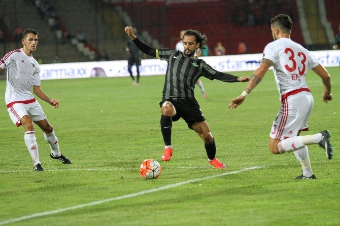 Akhisar’da 3 Futbolcu İle Yollar Ayrıldı