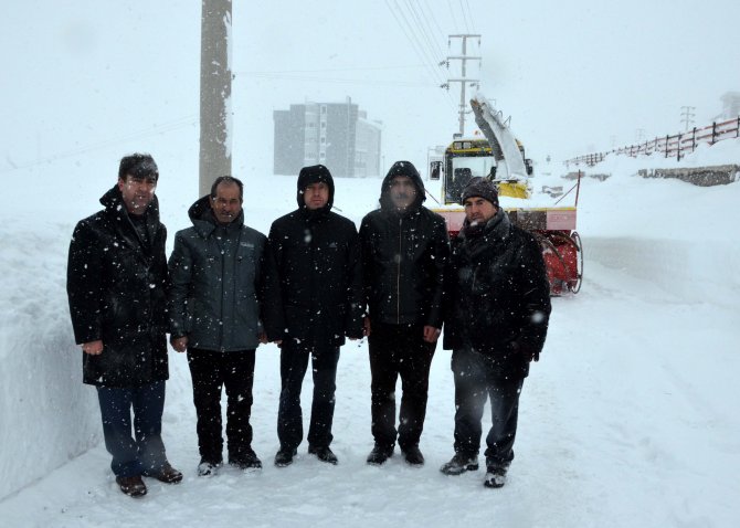 Bitlis valisinden karla mücadele ekibine tatlı ikramı