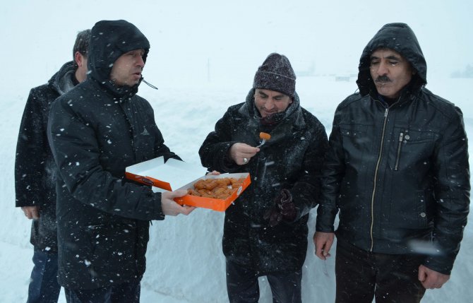 Bitlis valisinden karla mücadele ekibine tatlı ikramı