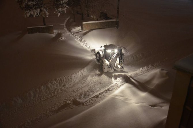 Tatvan’da geceli ve gündüzlü karla mücadele çalışması yürütülüyor