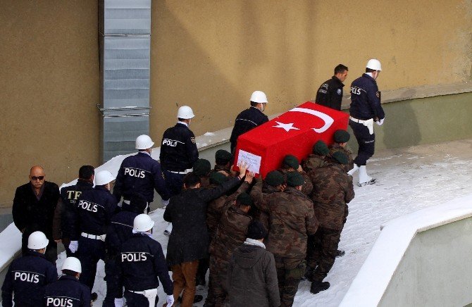 Özel Harekat Polisleri, Şehit Meslektaşlarının Cenazesini Omuzladı