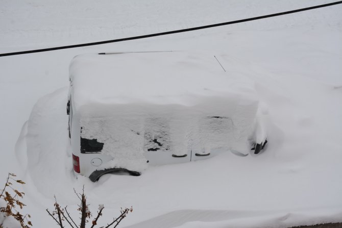 Bitlis’te evler ve araçlar kar altında
