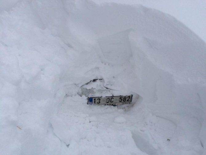 Kar altındaki arabayı bulma operasyonu