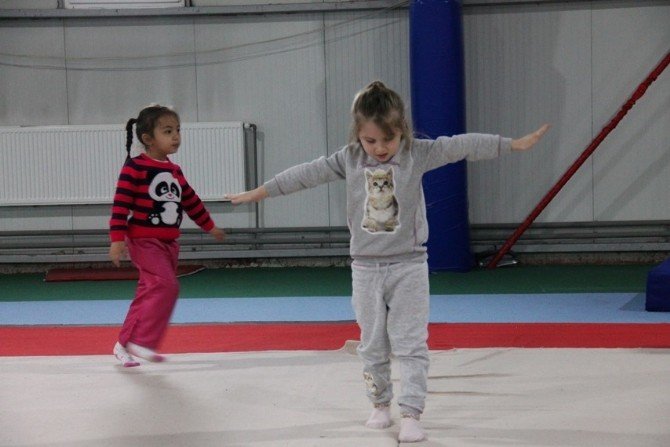 5 Yaşındaki Çocuklar Jimnastik İle Büyüyor