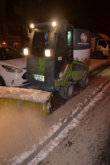 Kocasinan Belediyesi Yaya Kaldırımlarında Kar Temizliği Yapıyor