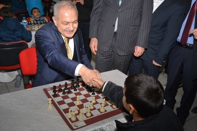 Kurtuluş Kupası Satranç Turnuvası Başkan Kadir Kara’nın Hamlesi İle Başladı