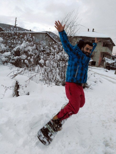 Sakarya’da Sokakta Snowboard Yaptı