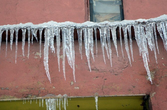 Çatılardan Sarkan Buzlar Tehlike Saçıyor