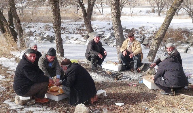 İhtiyar Balıkçılar Kar Üstünde Mangal Yapıp Güreş Tuttu