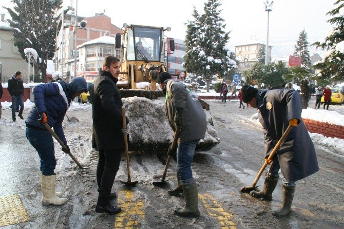 Devrek Belediyesi’nde Kar Temizleme Çalışması