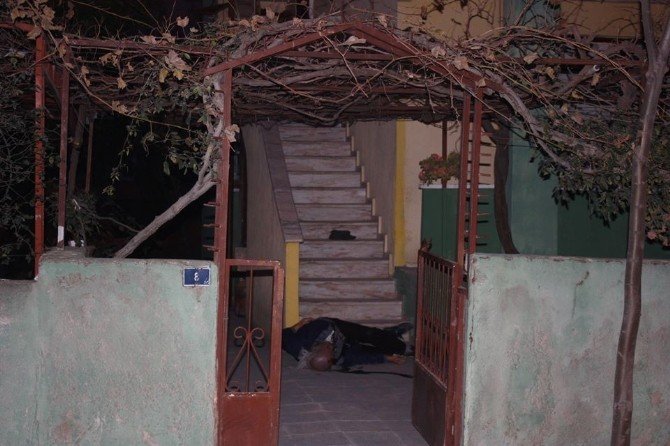 Merdivenlerden Düşen Adamın Cesedini Komşusu Buldu