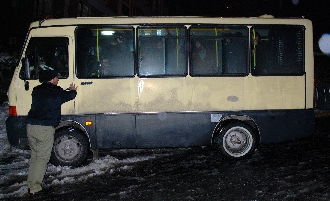 Yolcuların Minibüsü Kurtarma Girişimi Efsanevi Filmi Hatırlattı