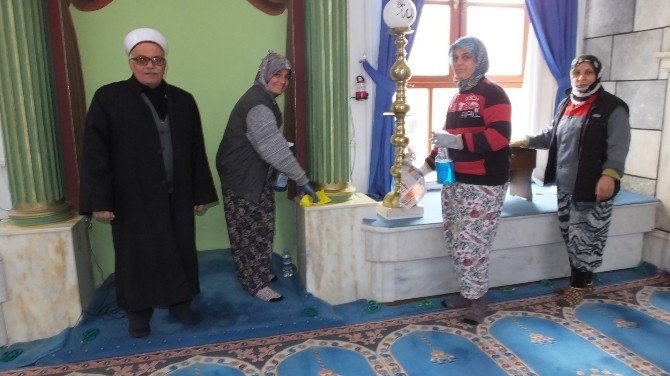 Burhaniye’de Cami Temizliğine Kadın Eli
