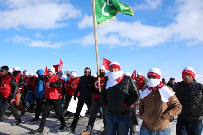 Sarıkamış şehitleri için eksi 16 derecede vefa yürüyüşü