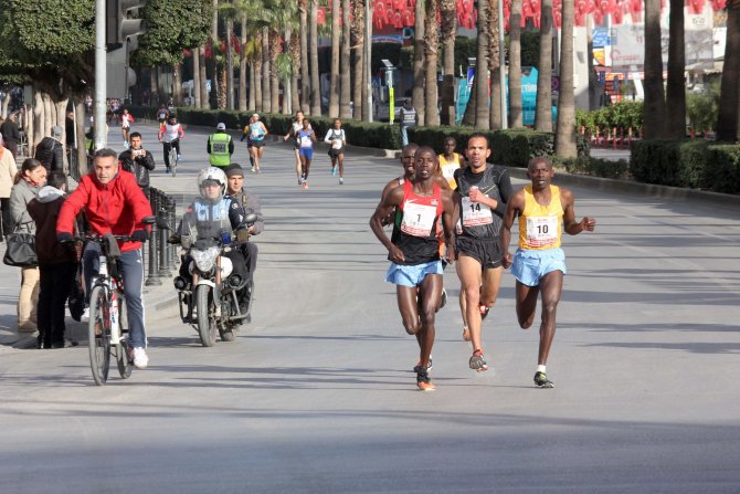 Adana'da yarı maraton ve halk koşusu coşkusu