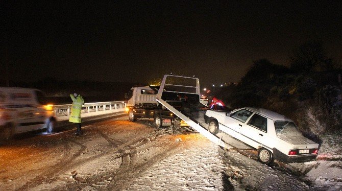 Kar Yağışıyla Gelen Trafik Kazası: 4 Yaralı