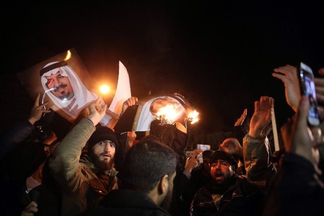 İran’da Suudi Elçiliği Ateşe Verildi