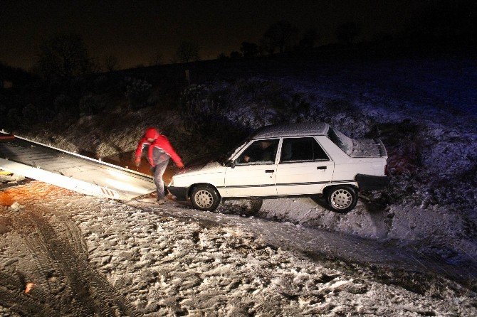 Kar Yağışıyla Gelen Trafik Kazası: 4 Yaralı