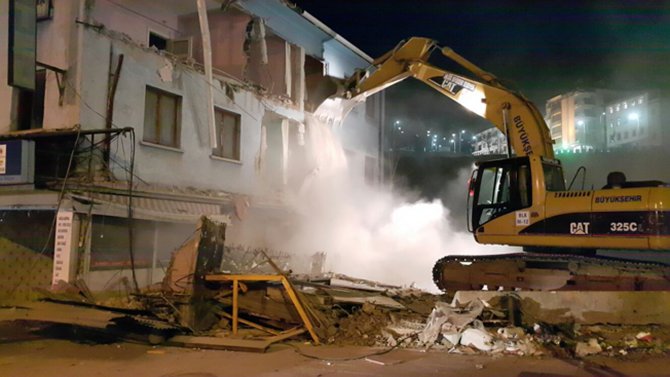 Antik tiyatro için engel olan 4 katlı otel yıkıldı