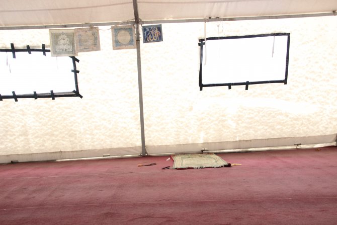 Cami restorasyonda, cemaat eksi 2 derece çadırda namaz kılıyor