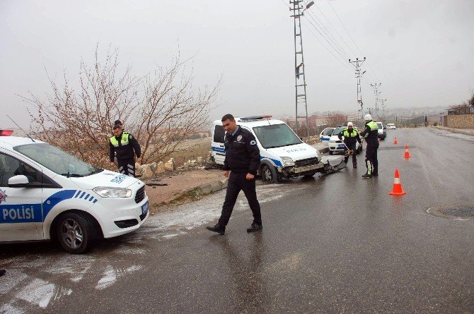 Polis Ekipleri Buzlu Yolda Ölümden Döndü