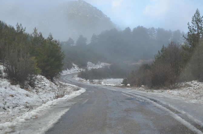 Kemer'de kardan kapanan yayla yollar ulaşıma açıldı