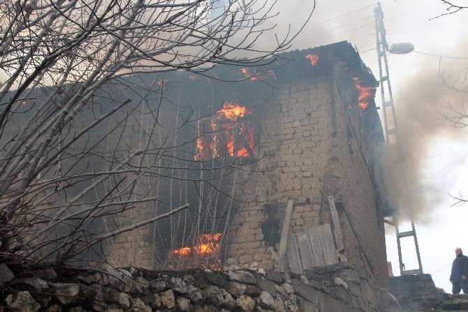 Metruk Evde Çıkan Yangın Korkuttu