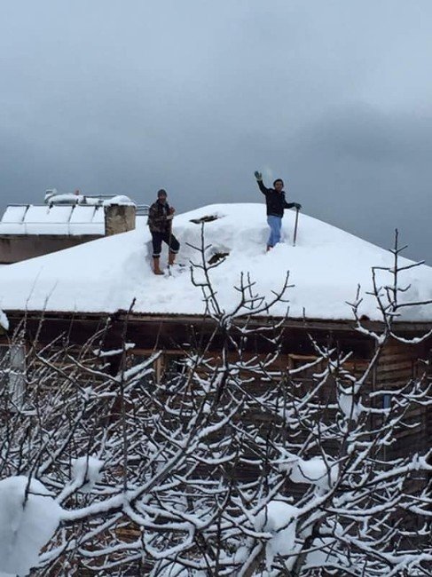 Çatıda Güvenliksiz Kar Temizleme Cesareti